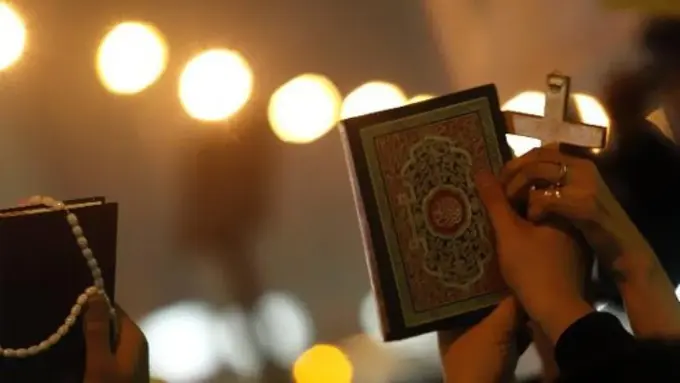 Berkalung Salib, Pemuda Maluku Ini Semangat Bangun Masjid