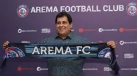 Pelatih anyar Arema FC, Carlos Oliveira. (Bola.com/Iwan Setiawan)