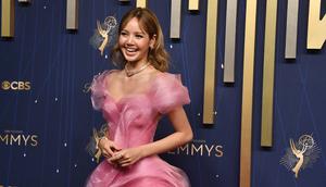 Lisa Blackpink pancarkan aura bintang di Emmy Award 2025 tampil dengan gaun pink. Dok. Richard Shotwell/Invision/AP.