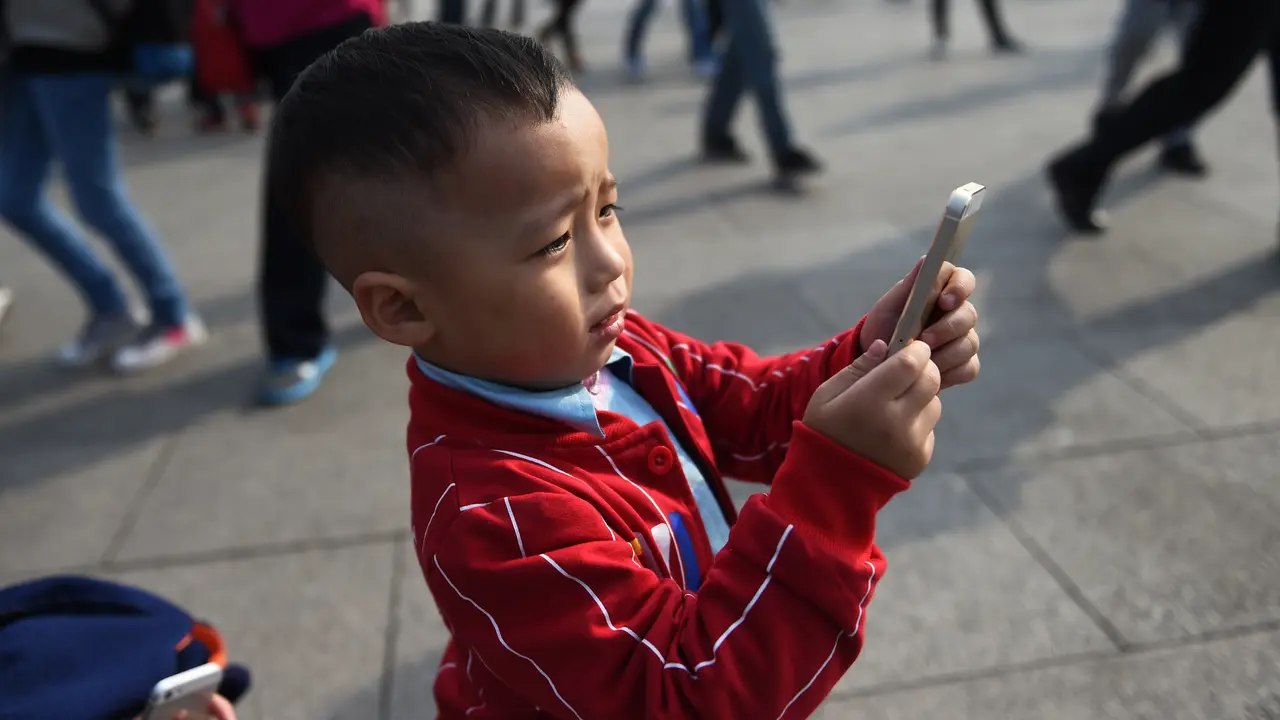 anak main smartphone