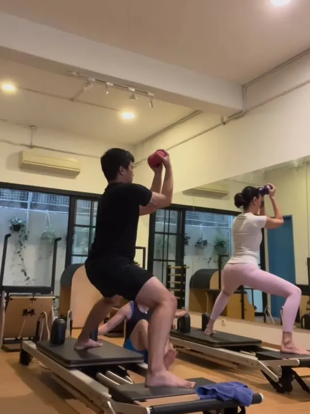 6 Potret Kedekatan Sophia Latjuba dan Menantu yang Kompak, Ajak Pilates Bareng