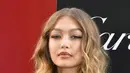 Ekspresi Gigi Hadid saat menghadiri pemutaran perdana "Ocean's 8" di Alice Tully Hall di New York, AS  (5/6). Gigi Hadid tampil cantik dan seksi dengan balutan gaun Vera Wang hitam dengan belahan paha tinggi. (AFP Photo/Angela Weiss)