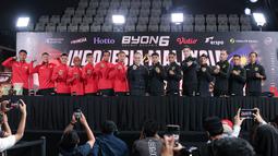 Petarung Indonesia bersama petarung Malaysia foto bersama saat jumpa pers Byon Combat Showbiz Vol. 6: Indonesia vs Malaysia II di Tennis Indoor Senayan, Jakarta, Jumat (21/11/2025). (Bola.com/M Iqbal Ichsan)