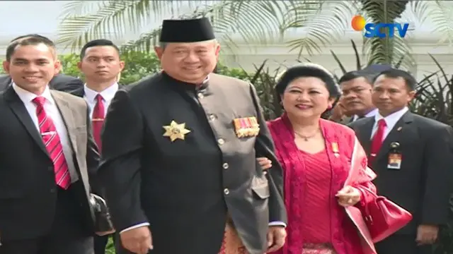 Senyum SBY dan Ani Yudhoyono Hadiri Upacara di Istana Merdeka