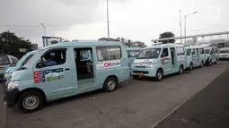 Angkutan umum menunggu penumpang di Terminal Kampung Melayu, Jakarta, Rabu (17/1). Uji coba pertama dilakukan untuk rute Kampung Melayu-Duren Sawit yang melibatkan 15 mikrolet. (Liputan6.com/Arya Manggala)