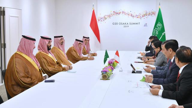 Presiden Jokowi  menggelar pertemuan bilateral dengan Putra Mahkota Kerajaan Arab Saudi Pangeran Mohammad bin Salman di sela-sela KTT G20 Osaka, Sabtu (29/6/2019).  (Foto: Biro Pers Setpres)