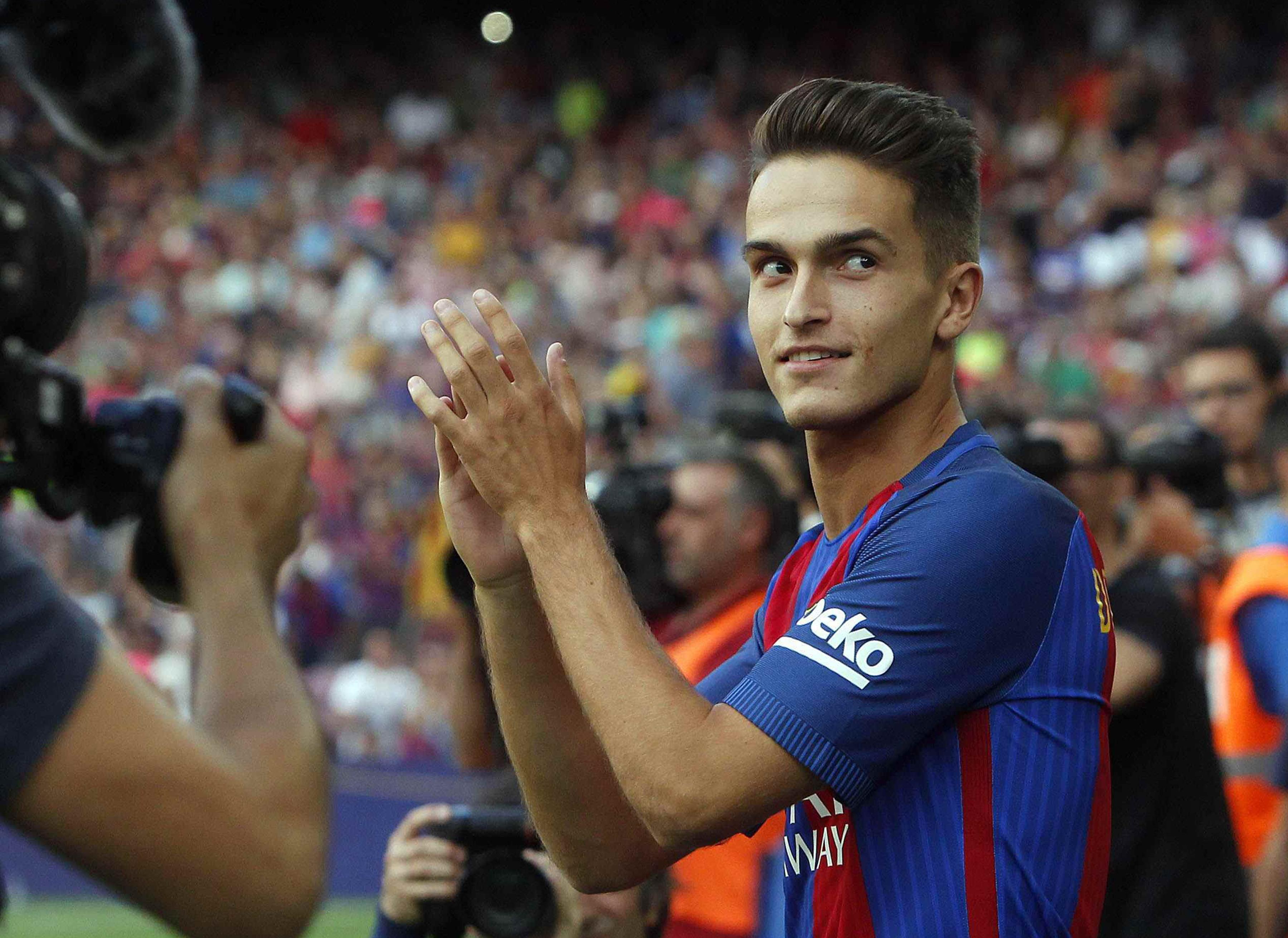 Denis Suarez dituntut untuk menjadi suksesor Xavi Hernandez di lini tengah Barcelona. (EPA/Marta Perez)