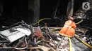 Petugas pemadam kebakaran melakukan pendingan di gedung Hailai yang terbakar di kawasan Ancol, Jakarta Utara, Selasa (5/11/2019). Tidak ada korban jiwa dalam kebakaran yang diduga  karena percikan api dari aktivitas pembongkaran yang menggunakan mesin las. (Liputana6.com/Faizal fanani)