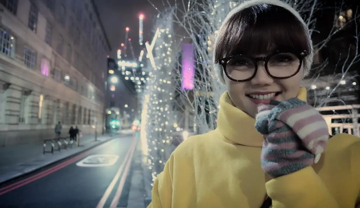 Awal mula mengunggah foto berada di London, Rina terlihat memakai sweater turtle neck berwarna kuning. Ia juga memakai sarung tangan untuk membuat tubuhnya semakin hangat. Tak lupa dengan kupluk di kepalanya. (Instagram/rinanose16)