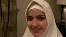 Anggunya Nia Ramadhani saat berhijab selalu sukses tuai atensi. Ibunda Mikhayla ini semakin terlihat menawan dengan hijab menutupi rambutnya. Berbagai komentar positif mendoakan Nia Ramadhani bisa memakai hijab dalam keseharian banyak dituliskan netizen di media sosial. (Liputan6.com/IG/@ramadhaniabakrie)