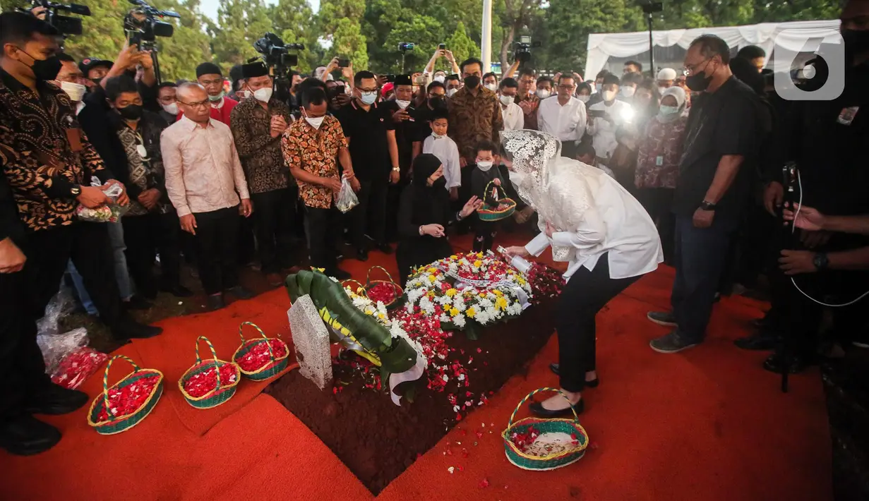 Ketua DPR RI Puan Maharani menuangkan air pada makam Menpan RB Tjahjo Kumolo saat prosesi pemakaman di Taman Makam Pahlawan Kalibata, Jakarta, Jumat (1/7/2022). Tjahjo Kumolo meninggal dunia di Rumah Sakit Abdi Waluyo Jakarta Pusat sekitar pukul 11.10 WIB. (Liputan6.com/Faizal Fanani)