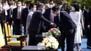 <p>Presiden baru Korea Selatan Yoon Suk-yeol (tengah kanan) berjabat tangan dengan mantan Presiden Moon Jae-in setibanya pada upacara pelantikannya di Majelis Nasional, Seoul, Korea Selatan, Selasa (10/5/2022). (Kim Hong-ji/Pool Photo via AP)</p>