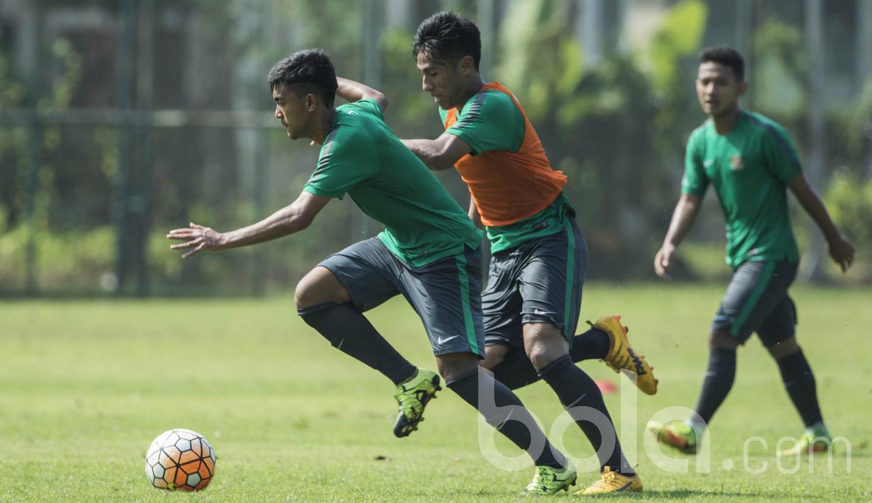 Gelandang Timnas Indonesia U-22, Arsyad Yusgiantoro, berusaha melewati Hanif Sjahbandi saat latihan di Lapangan SPH Karawaci, Banten, Kamis (20/4/2017). (Bola.com/Vitalis Yogi Trisna)