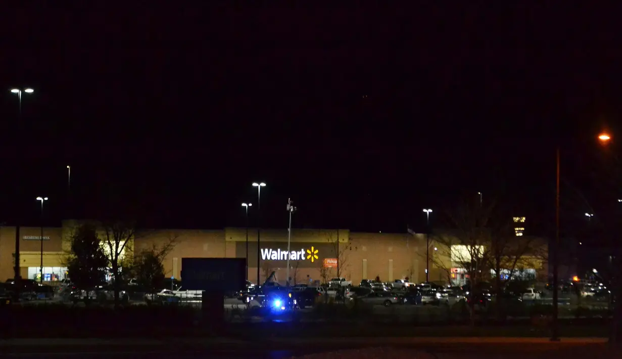 Suasana pusat perbelanjaan walmart setelah insiden penembakan seorang pria bersenjata di Thornton, Colorado, AS (/11). Dilaporkan dua Orang tewas dan seorang lainnya terluka dalam insiden ini. (AP Photo/P. Solomon Banda)