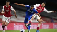 Pemain Arsenal Dani Ceballos (kanan) duel memperebutkan bola dengan pemain Everton Richarlison pada pertandingan Liga Inggris di Emirates Stadium, London, Inggris, Jumat (23/4/2021). Arsenal kalah 0-1 dari Everton. (Michael Regan/Pool via AP)