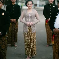 Miliki paras bule, begini tampilan Celine Evangelista menjelma jadi perempuan Jawa pakai kebaya dan sanggul di acara Grebeg Besar Keraton Solo. [Foto: IG/faralljibrill].