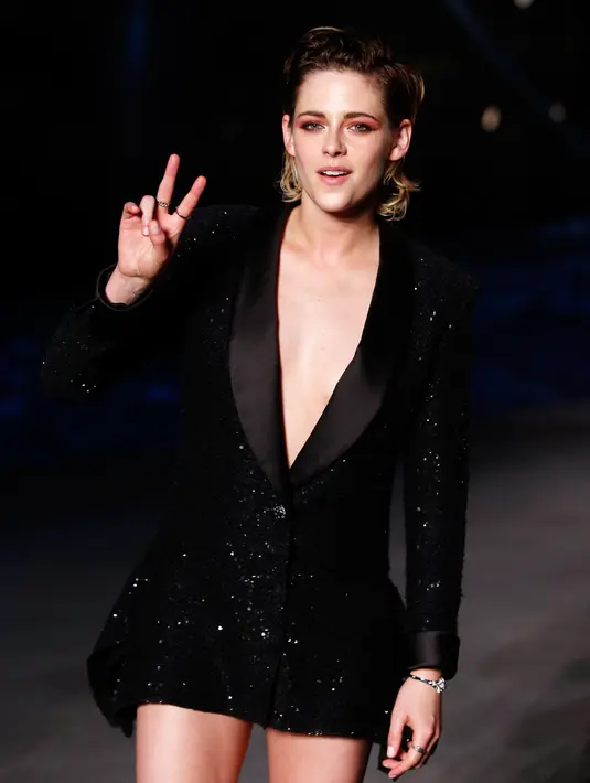 Aktris Kristen Stewart berpose saat sesi pemotretan sebelum koleksi busana Chanel Cruise 2018/2019 dipresentasikan di Paris, Prancis, Kamis (3/5). (AP Photo/Thibault Camus)