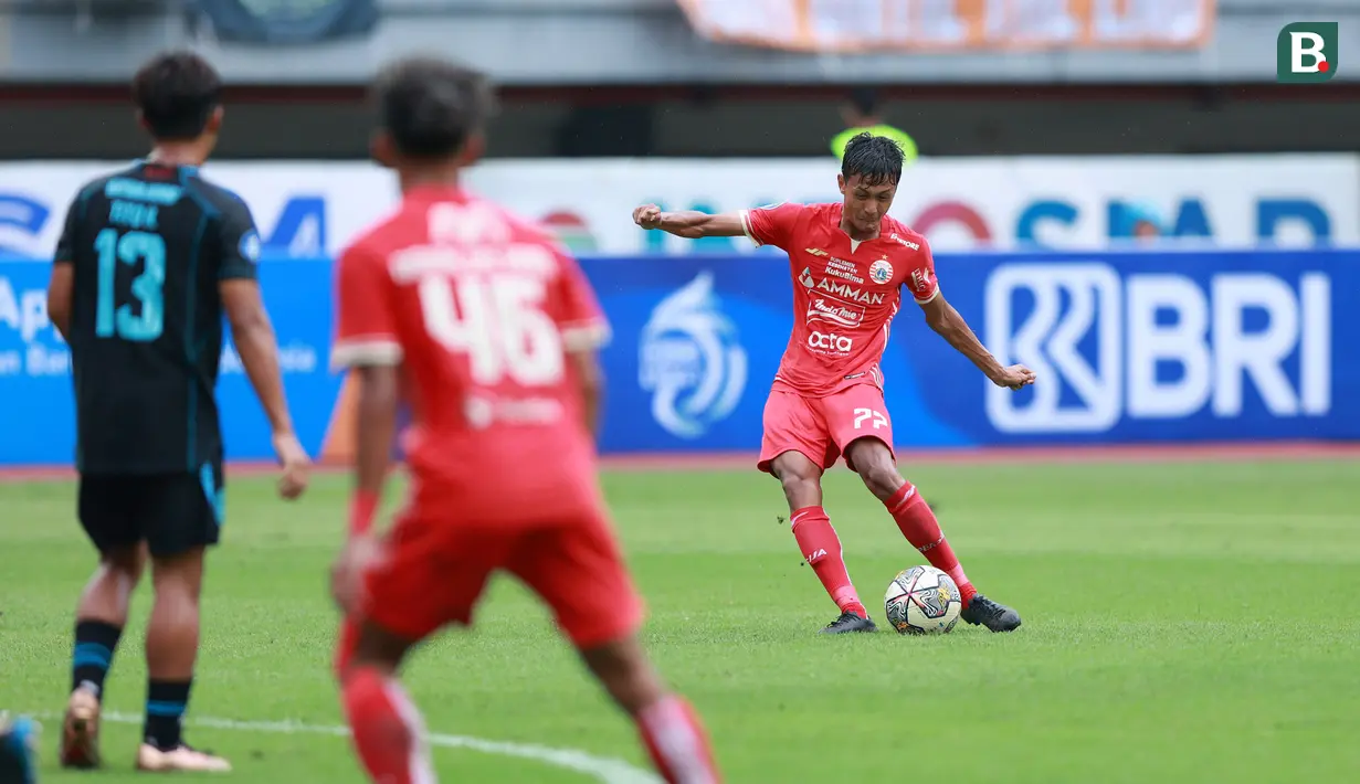 Pemain Persija Jakarta, Dony Tri Pamungkas melepaskan tendangan saat melawan Arema FC dalam laga pekan ke-23 BRI Liga 1 2022/2023 di Stadion Patriot Candrabhaga, Bekasi, Minggu (12/2/2023) sore WIB. Persija menang dengan skor 2-0. (Bola.com/M Iqbal Ichsan)