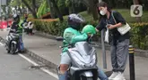 Calon penumpang bersiap menggunakan transportasi ojek daring atau online di kawasan Jalan Kendal, Jakarta, Selasa (20/5/2025). (Liputan6.com/Angga Yuniar)