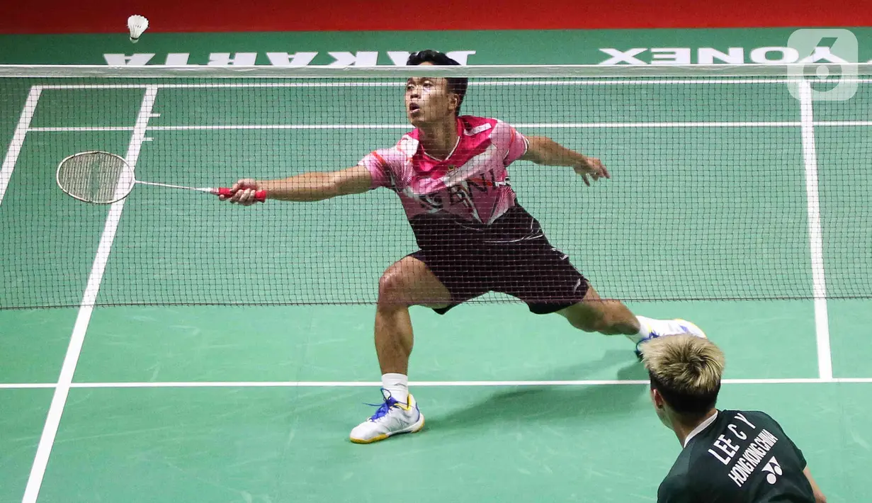 Tunggal putra bulu tangkis Indonesia Anthony Sinisuka Ginting saat bertanding melawan wakil Hong Kong Lee Cheuk Yiu dalam pertarungan fase 32 besar yang dihelat di Istora Senayan, Jakarta, Rabu (25/1/2023). Anthony Ginting lolos ke babak kedua dan akan menghadapi wakil China, Shi Yu Qi. (Liputan6.com/Herman Zakharia)