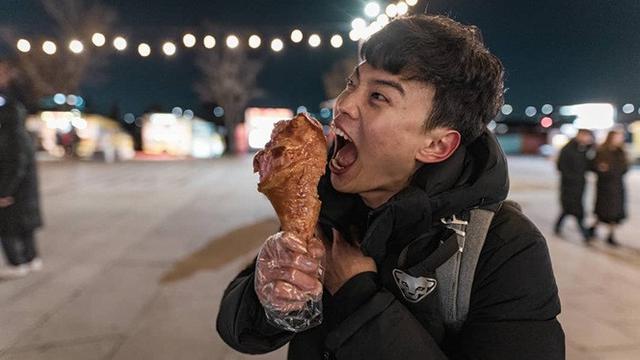 7 Pesona Jang Hansol, YouTuber Korea Roemit yang Dikenal Medok