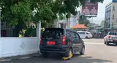 Akibat parkir sembarangan, mobil ini jadi harus kena kunci ban Dinas Perhubungan deh... (Source: rri.co.id)
