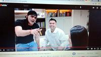 Cristian Gonzales ketika mengikuti halal bihalal di rumah bos Rans Cilegon FC, Raffi Ahmad. (Bola.com/Rizki Hidayat/YouTube Gonzalez Channel)
