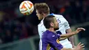 Gelandang Dynamo Kiev, Antunes (kiri) berebut bola udara dengan bek Fiorentina Nenad Tomovic pada leg kedua 8 besar Liga Europa di Stadion Artemio Franchi, Italia, Jumat (24/4/2015). Fiorentina menang 2-0 atas Dynamo Kiev. (AFP PHOTO/Tiziana Fabi)