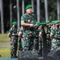 Kepala Staf Angkatan Darat (KSAD) Jenderal Dudung Abdurachman memimpin Apel Gelar Pasukan Jajaran TNI AD di Lapangan Monas, Jakarta, Selasa (25/1/2022). Pasukan TNI AD dan Alutsista dipamerkan saat mengikuti gelar apel pasukan. (Liputan6.com/Faizal Fanani)