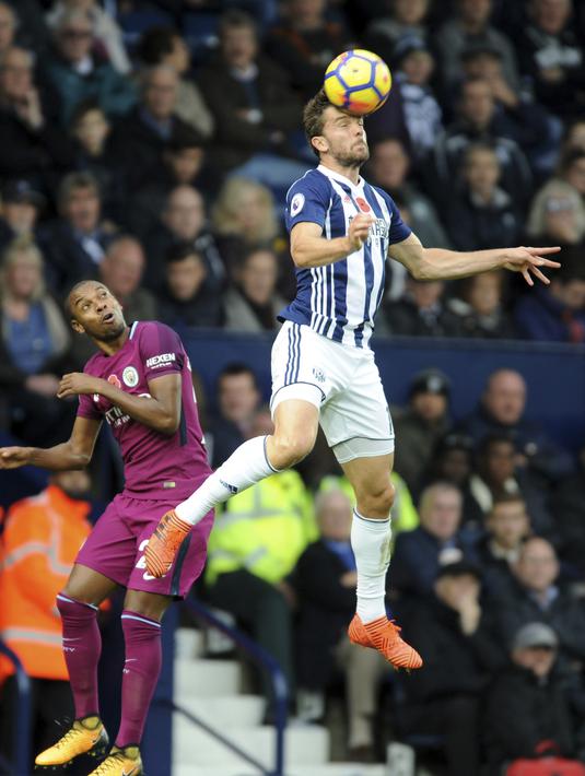 Pemain Manchester City, Fernandinho (kiri) mencetak satu gol untuk kemenangan timnya saat melawan West Bromwich pada lanjutan Premier League di Hawthorns, West Bromwich, (28/10/2017).  Manchester City menang 3-2. (AP/Rui Vieira)