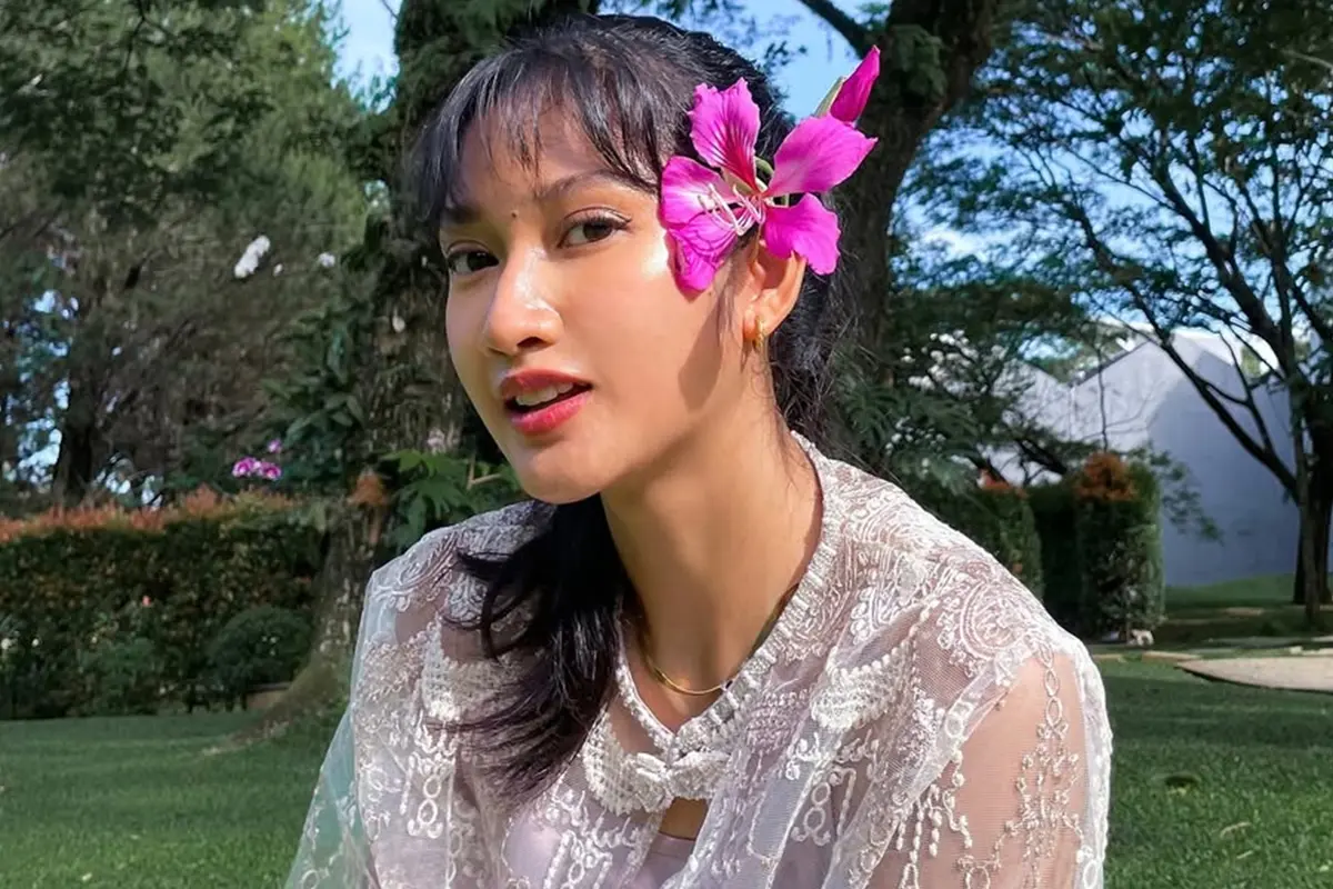 6 Gaya Claresta Taufan Bintang Film 'Abadi Nan Jaya' Pakai Outfit Brokat, Menawan
