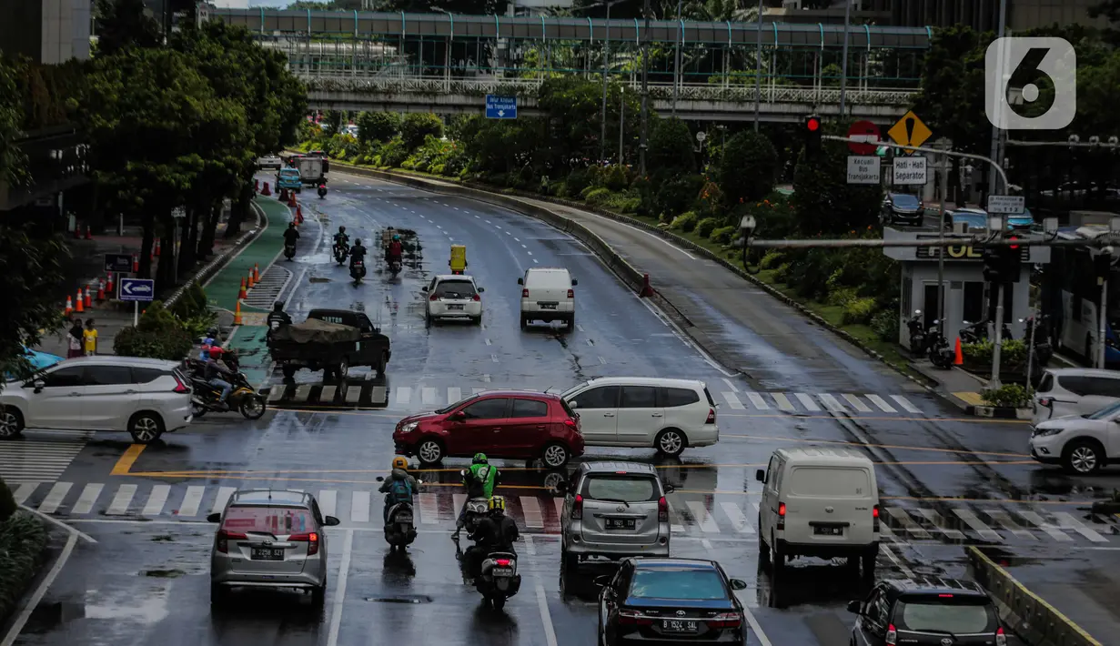 Kendaraan melintas di kawasan ganjil genap di jalan medan merdeka barat, Jakarta, Rabu (8/4/2020). Ditlantas Polda Metro Jaya mengumumkan perpanjangan masa peniadaan kebijakan pembatasan kendaraan bernomor polisi ganjil genap di wilayah Jakarta hingga 19 April 2020. (Liputan6.com/Faizal Fanani)
