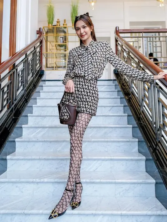 Motif baju dan short Mikha juga hadir di tight yang dipakainya. Bisa jadi inspirasi seru, nih. [Foto: @miktambayong]