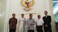 Pebalap Manor Racing, Rio Haryanto, bertemu dengan Wakil Presiden Jusuf Kalla sebelum berangkat ke Melbourne, Australia, untuk menjalani balapan perdana di ajang Formula 1.  (Bola.com / Oka Ahsan)