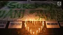 Lilin simbol cinta dinyalakan dalam aksi solidaritas terkait tragedi teror bom di Surabaya dan Sidoarjo di Taman Suropati, Jakarta, Senin (14/5). (Liputan6.com/Immanuel Antonius)