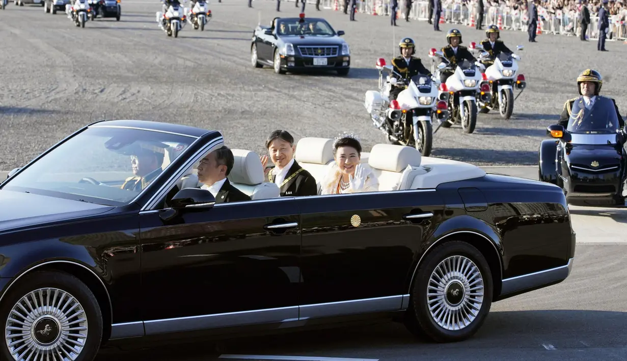 Kaisar Jepang, Naruhito dan Permaisuri Masako menyapa warganya selama parade di Tokyo, Jepang, Minggu (10/11/2019). Parade digelar dalam rangka mengakhiri serangkaian acara penobatan Kaisar Naruhito sejak 1 Mei 2019, atau sehari setelah Akihito turun takhta. (Shigeyuki Inakumao/Kyodo News via AP)