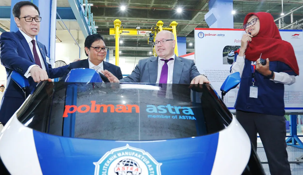 Menteri Ekonomi dan Energi Jerman Peter Altmaier (tiga kiri), Menperin Airlangga Hartarto, dan Presdir PT Astra International Tbk Prijono Sugiarto mencoba mobil listrik di Politeknik Manufaktur Astra, Jakarta, Kamis (1/11). (Liputan6.com/Pool/Mulawarman)