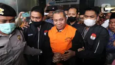 Pengacara Gubernur non-aktif Provinsi Papua Lukas Enembe, Stefanus Roy Rening (rompi oranye) digiring petugas menuju mobil tahanan di Gedung Merah Putih Komisi Pemberantasan Korupsi (KPK), Jakarta, Selasa (9/5/2023). (Liputan6.com/Helmi Fithriansyah)