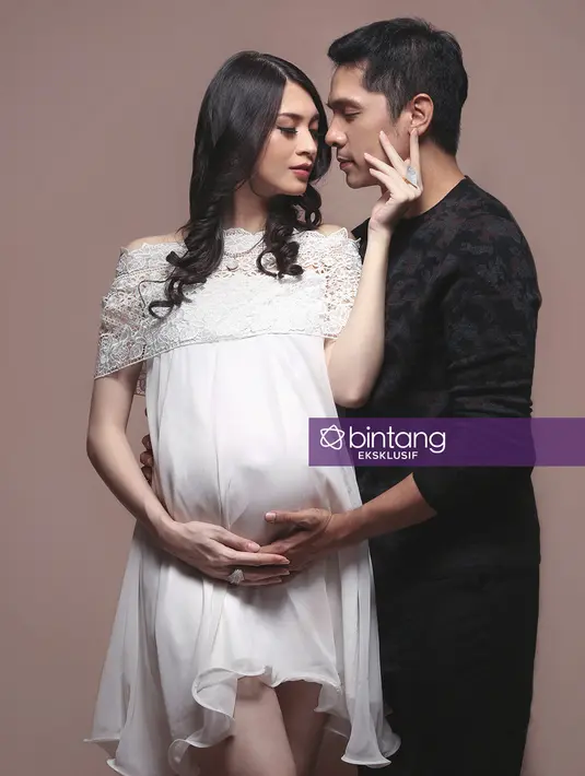 Kini Donita dan Adi Nugroho sedang berbahagia. Lantaran mereka sedang menanti kelahiran anak kedua. (Bambang E. Ros/Bintang.com)
