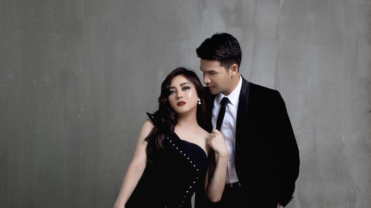 Dikabarkan Akan Bercerai, Ini 6 Potret Kebersamaan Jonathan Frizzy dan Sang Istri