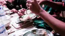 Kerinduan para pemain Korea-Korea Selecao dengan makanan Indonesia akhirnya terobati. Mereka bertemu dengan batagor hingga nasi goreng setelah seminggu menyantap kuliner Portugal. (Bola.com/Bagaskara Lazuardi)
