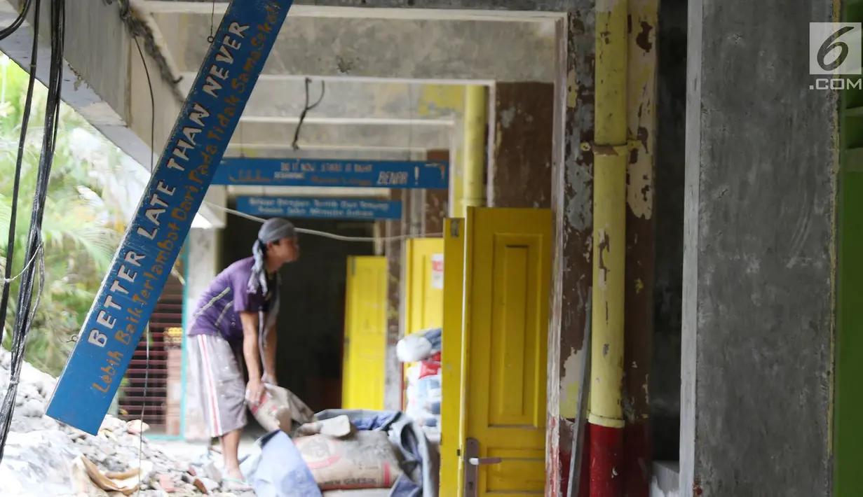 Kondisi sekolah SDN Cawang 04 yang sedang dalam tahap pengerjaan rehabilitasi, Jakarta, Kamis (23/11). Kepala Dinas Pendidikan DKI Jakarta Sopan Adrianto mengatakan ada 119 sekolah yang di rehabilitasi berat. (Liputan6.com/Immanuel Antonius)