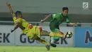 Pemain Bhayangkara FC, Jajang Mulyana (kiri) berusaha merebut bola dari Erwin Ramdani (PS TNI) saat lanjutan Liga 1 Indonesia di Stadion Pakansari, Kab Bogor, Minggu (3/9). Bhayangkara FC unggul 1-0. (Liputan6.com/Helmi Fithriansyah)