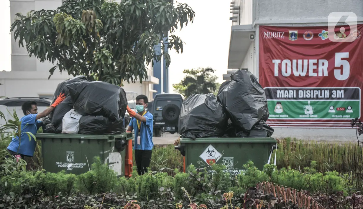 Aktivitas petugas kebersihan di salah satu tower Rusun Nagrak Cilincing, Jakarta, Rabu (1/9/2021). Penutupan dilakukan usai kasus positif Covid-19 di Jakarta terus menurun serta jumlah pasien isolasi di RSDC Wisma Atlet Kemayoran sudah jauh berkurang. (merdeka.com/Iqbal S. Nugroho)