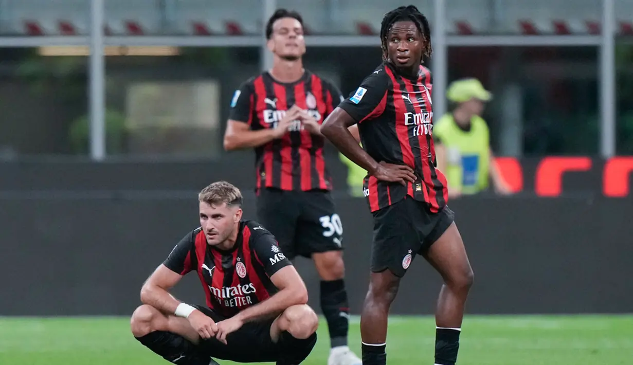Pemain AC Milan tampak kecewa setelah takluk dengan skor 1-2 oleh Cremonese di laga matchday 1 Serie A 2025/2026 di San Siro, Minggu (24/08/2025) dini hari WIB. (AP Photo/Luca Bruno)