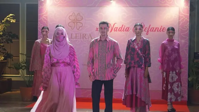 Cantiknya Batik Koleksi Terbaru dengan Nuansa Pink dan Bermotif Floral Rancangan Nadia Stefanie