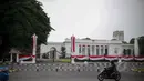 Pagar depan Istana Merdeka mulai dihiasi kain renda berwarna merah putih, Jakarta, Senin (13/4/2015). Jelang Konferensi Asia Afrika (KAA) ke-60 di Bandung pada 24 April mendatang, Istana Merdeka mulai dipercantik. (Liputan6.com/Faizal Fanani)