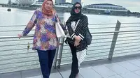 Ibu Jeje Govinda bersama besan liburan ke Singapura (Instagram/ faridabudyarti50)
