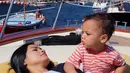 Titi Kamal dan baby Juna bersantai di atas kapal, Pulau Capri, Itali. (Photo : Instagram)