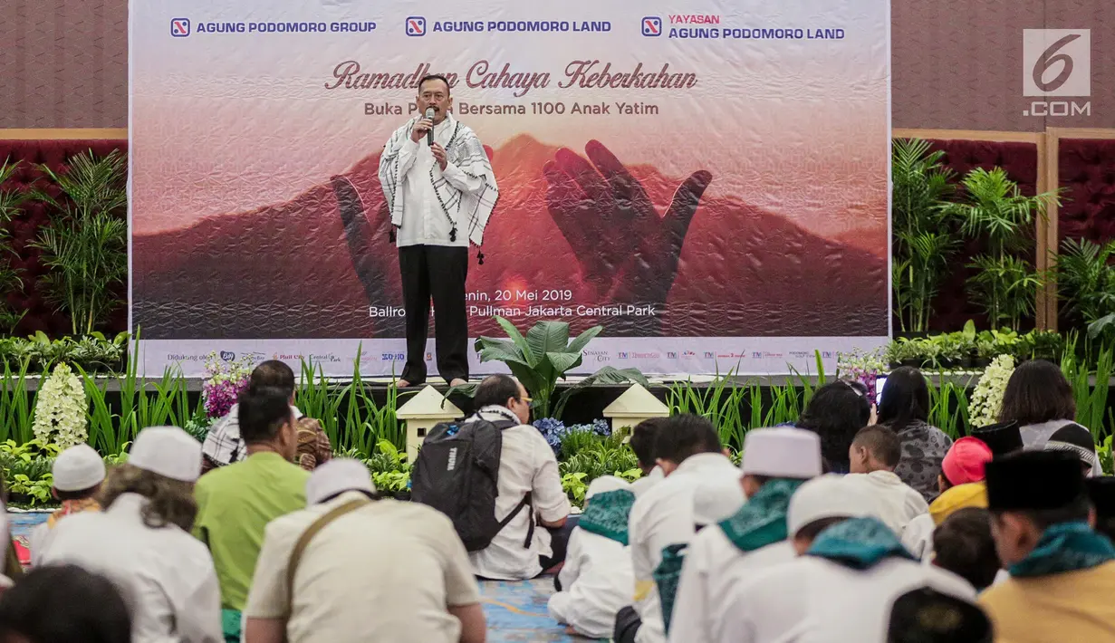 Wakil Direktur Utama PT Agung Podomoro Land Tbk. (APLN) dan Ketua Bidang Keagamaan Yayasan Agung Podomoro Land Noer Indradjaja memberikan sambutan pada acara buka puasa bersama 1.100 anak yatim di Jakarta, Senin (20/5). (Liputan6.com/Faizal Fanani)